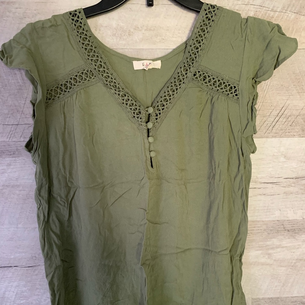 cap/flutter sleeve tee